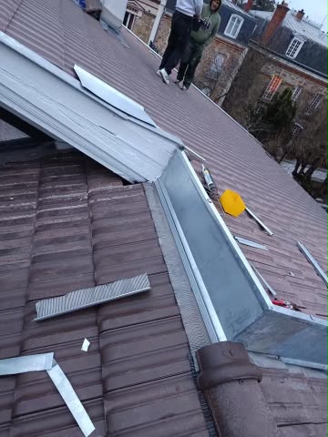 Gouttière en zinc encombrée de feuilles de chêne de la forêt de Fontainebleau sur une maison de Vulaines-sur-Seine