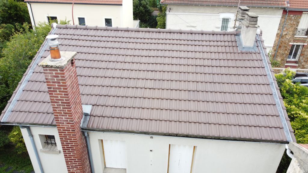 Couvreur du Compagnon de la Toiture repérant une tuile plate soulevée par le vent sur une toiture de Vulaines-sur-Seine