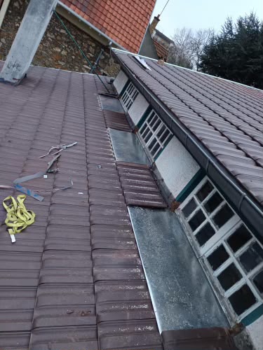 Chatière de ventilation posée sur une toiture en petite tuile plate à Vulaines-sur-Seine