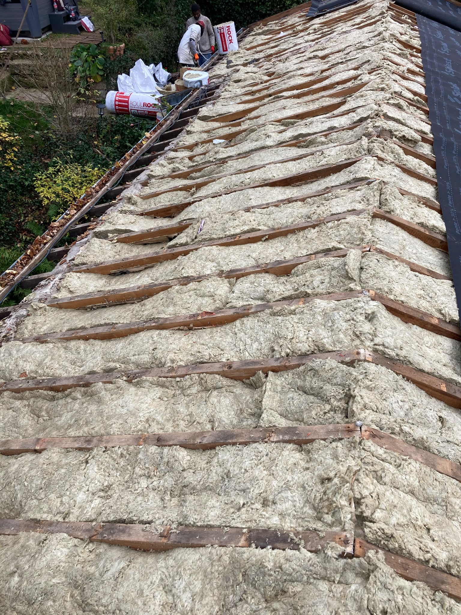 Chatière de ventilation en place près du faîtage d'une toiture en tuiles à Samois-sur-Seine, garantissant la circulation d'air au-dessus de l'isolant